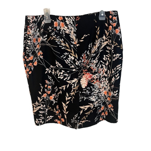 A Talbots floral skirt in size 16 - Picture 5 of 6